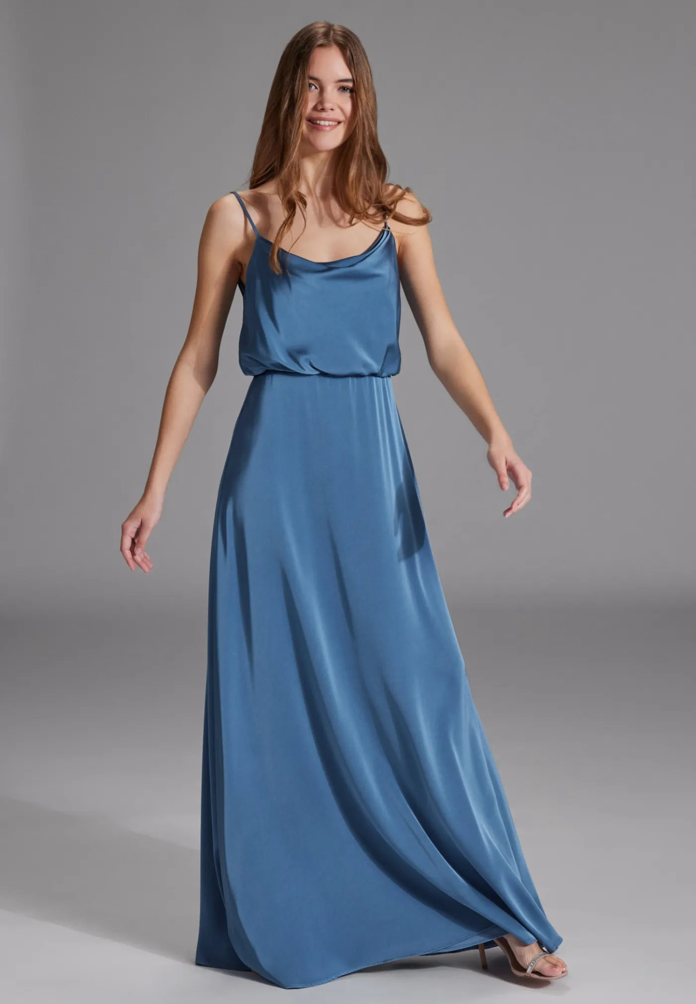 Abendkleid aus Satin mit angedeutetem Wasserfallausschnitt
