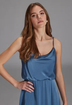 Abendkleid aus Satin mit angedeutetem Wasserfallausschnitt