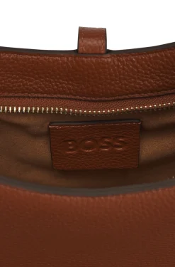 Hobo Bag aus genarbtem Leder mit goldfarbenen Metalldetails