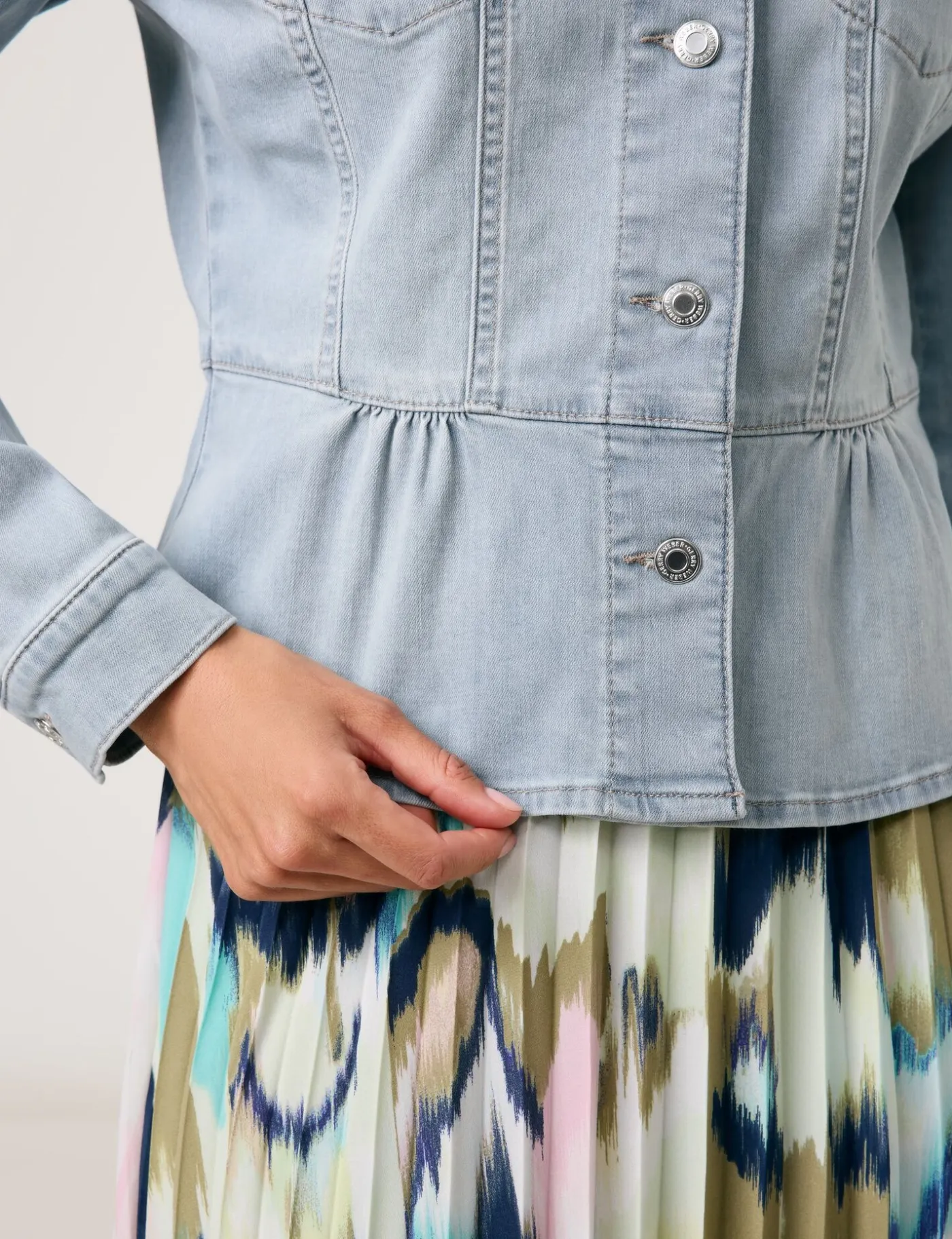 Modische Jeansjacke