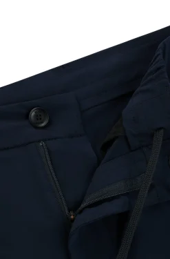 Schmal geschnittene Shorts aus dehnbarer Popeline