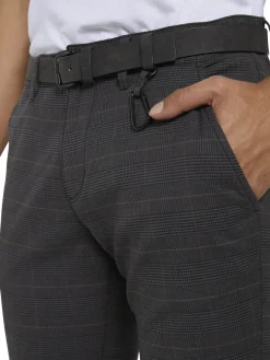 Strukturierte Chinohose mit Gürtel