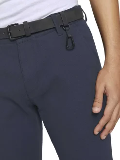 Strukturierte Chinohose mit Gürtel