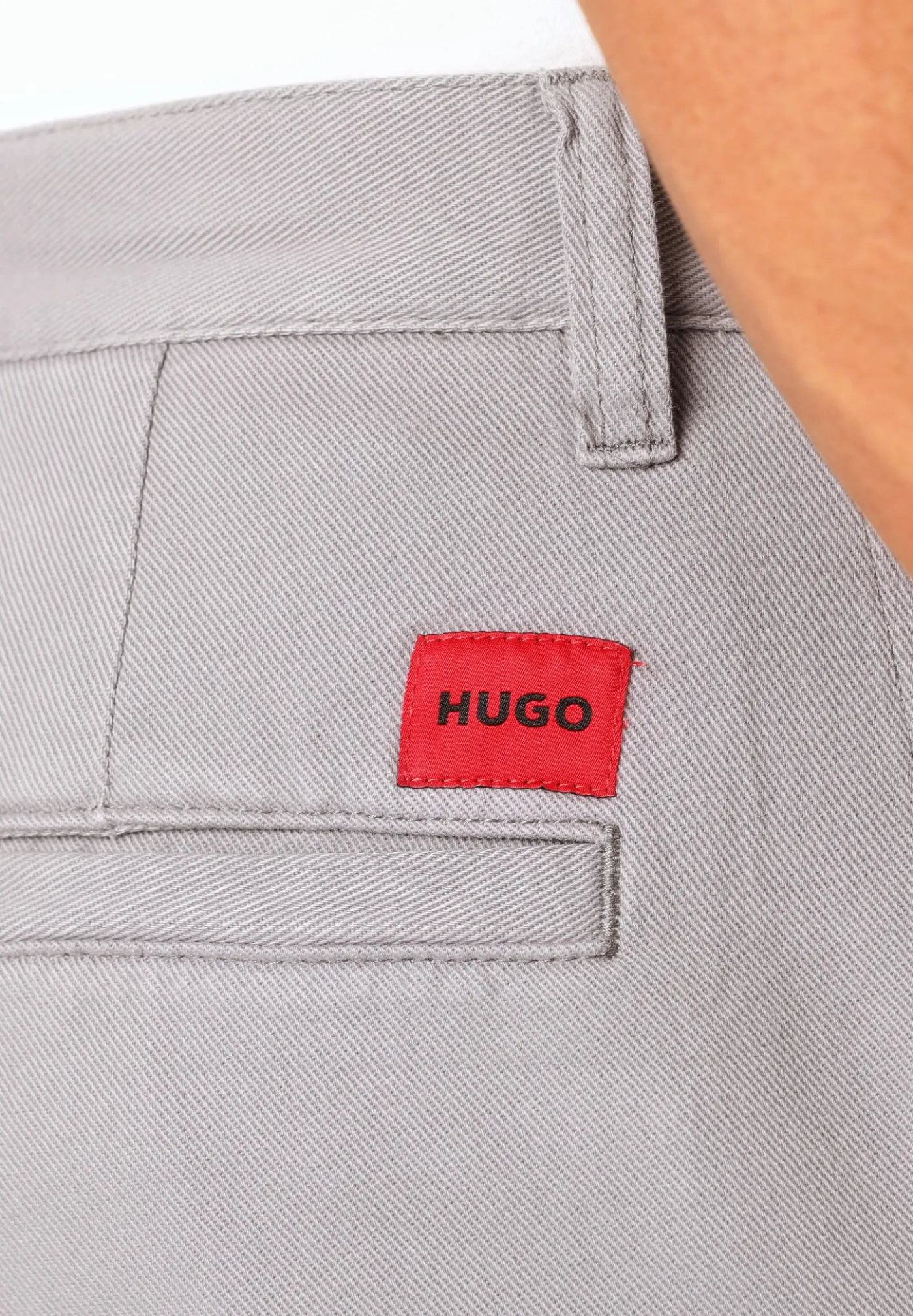 Tapered-Fit Hose aus Baumwoll-Twill mit mittlerer Bundhöhe