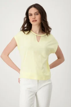 T-Shirt mit Kettenschmuck