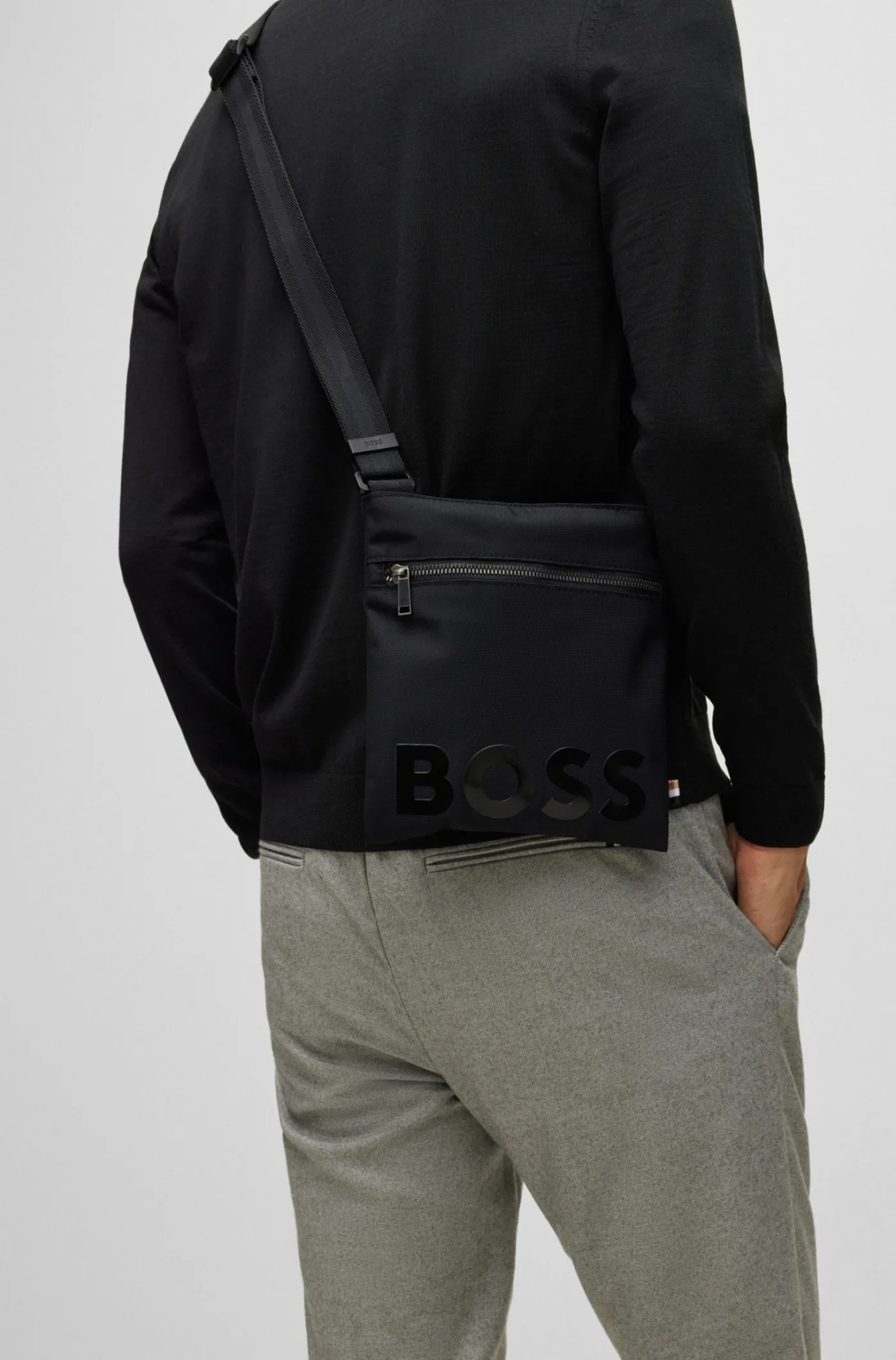 Umhängetasche aus recyceltem Nylon mit Logo-Print